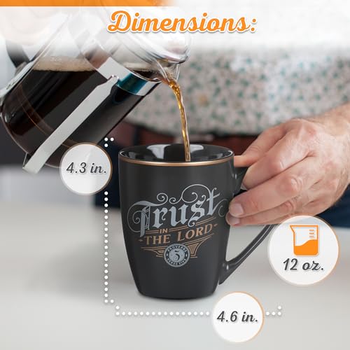 Taza con Proverbio 3:5, confía en el Señor, destacado en plata.