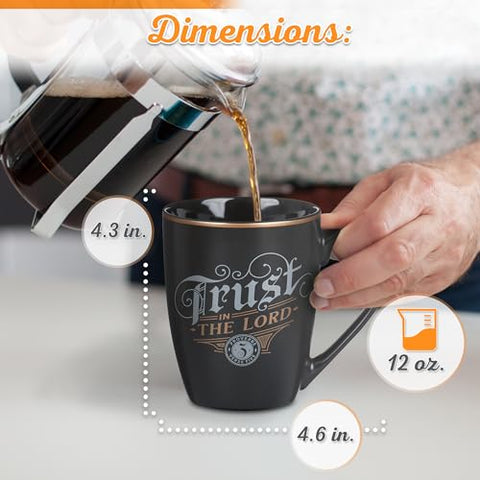 Taza con Proverbio 3:5, confía en el Señor, destacado en plata.