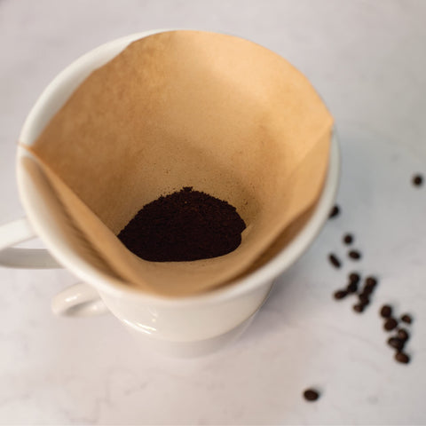 Cilio filtro de porcelana con asa lateral en blanco, diseño elegante para experiencia de café consciente.