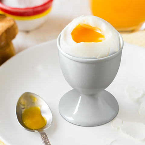 Portahuevos cerámicos blancos de Cinf, base estable para servir con confianza.