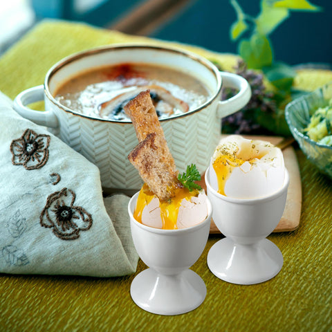 Portahuevos cerámicos blancos de Cinf, ideal para desayunos diarios.