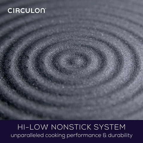 Olla Circulon Symmetry con tapa de inducción para calentar de forma estable.