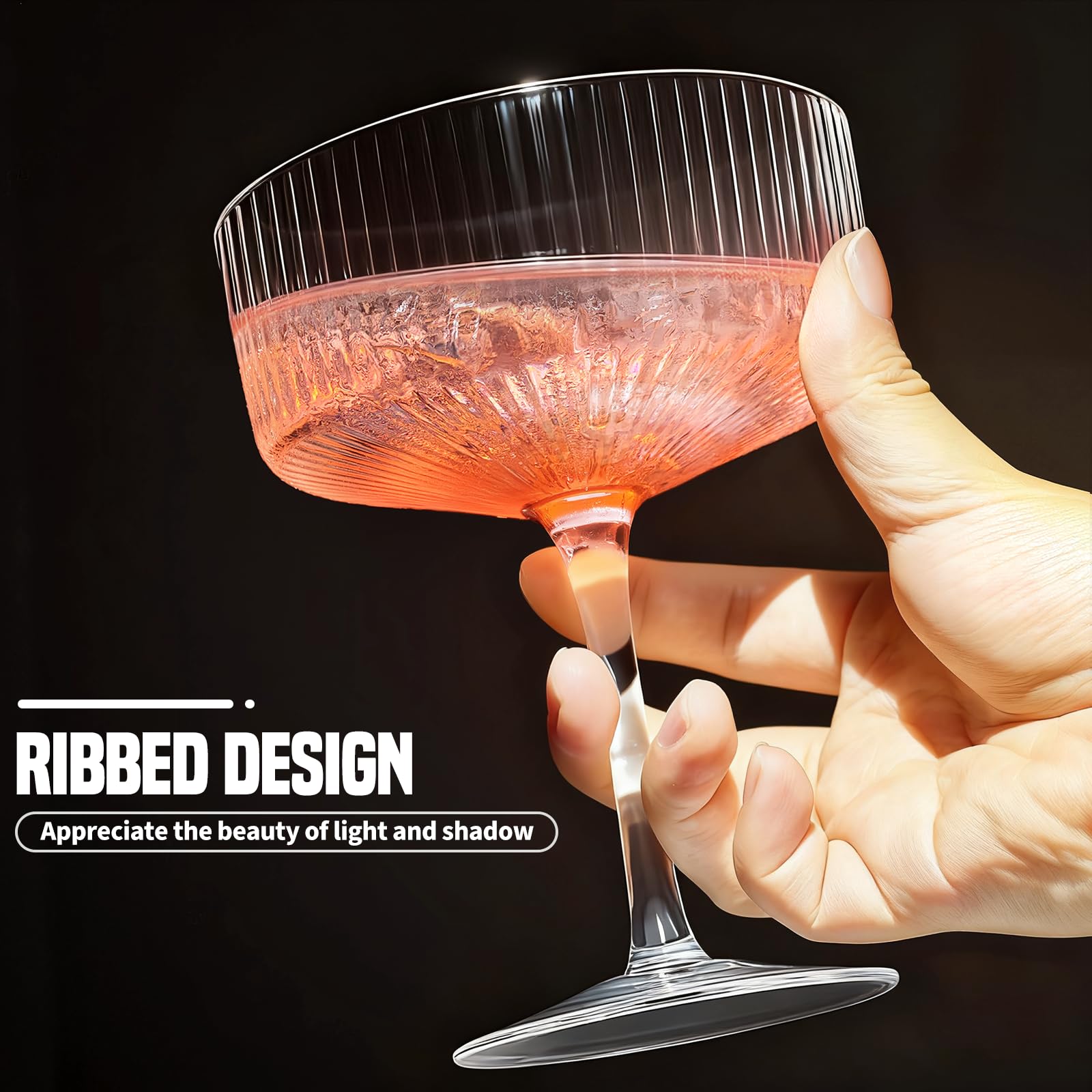 CL FUN Martini Coupe brilla en la mesa, realzando la presentación de cada bebida.