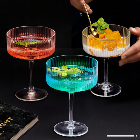 Diseño elegante de CL FUN Martini Coupe realza la mesa y el servicio.