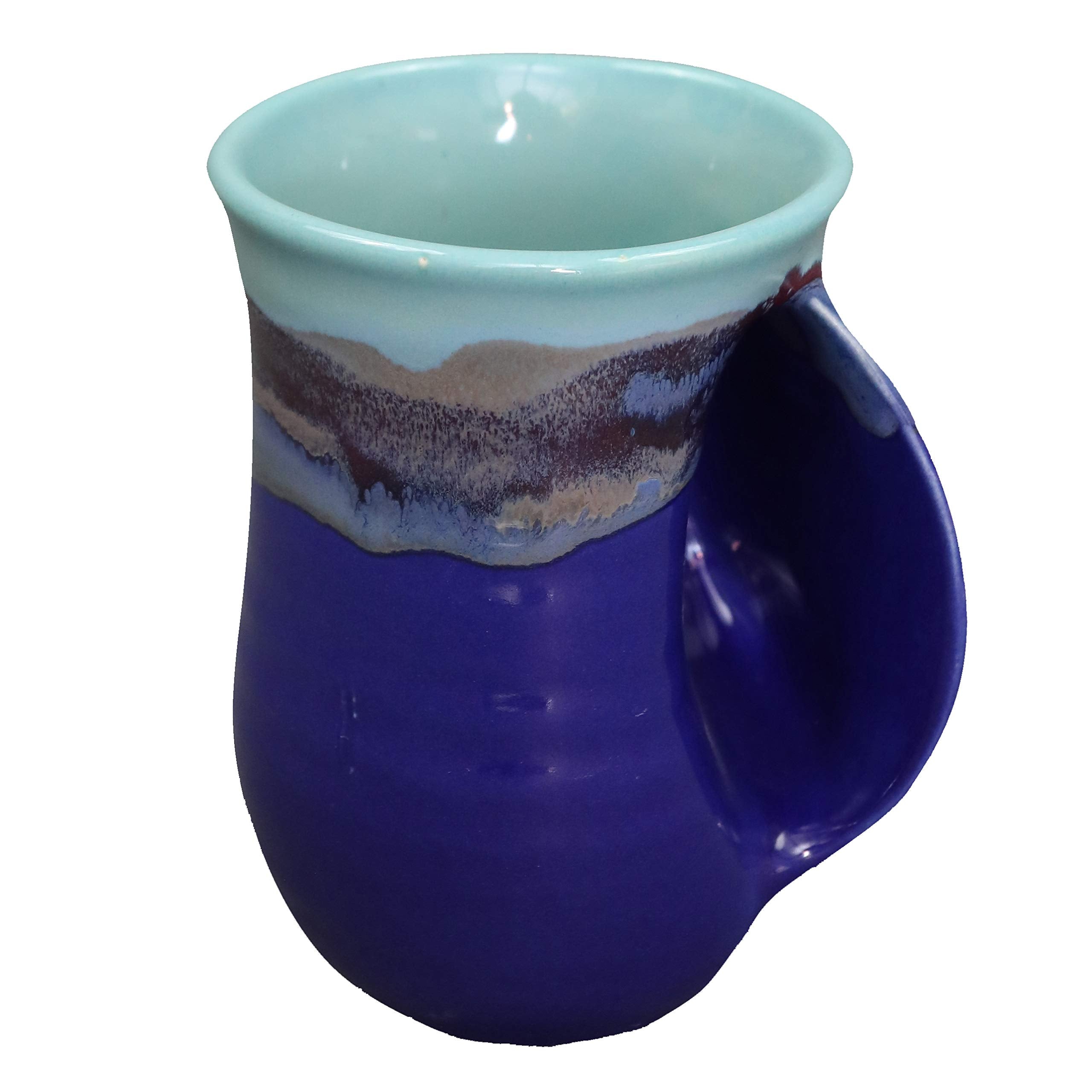 Clay in Motion: taza calentadora para mano derecha, ideal para mantener las manos cálidas al beber café.
