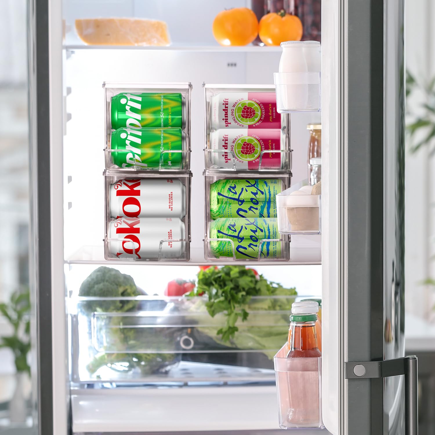 Dispenser ClearSpace para latas evita derrames en el refrigerador.
