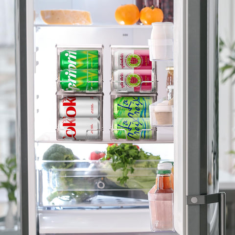 Dispenser ClearSpace para latas evita derrames en el refrigerador.