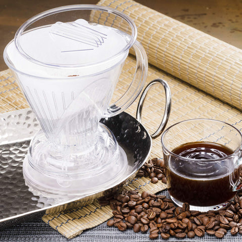 Posavasos Clever mantiene firme la taza durante el vertido.