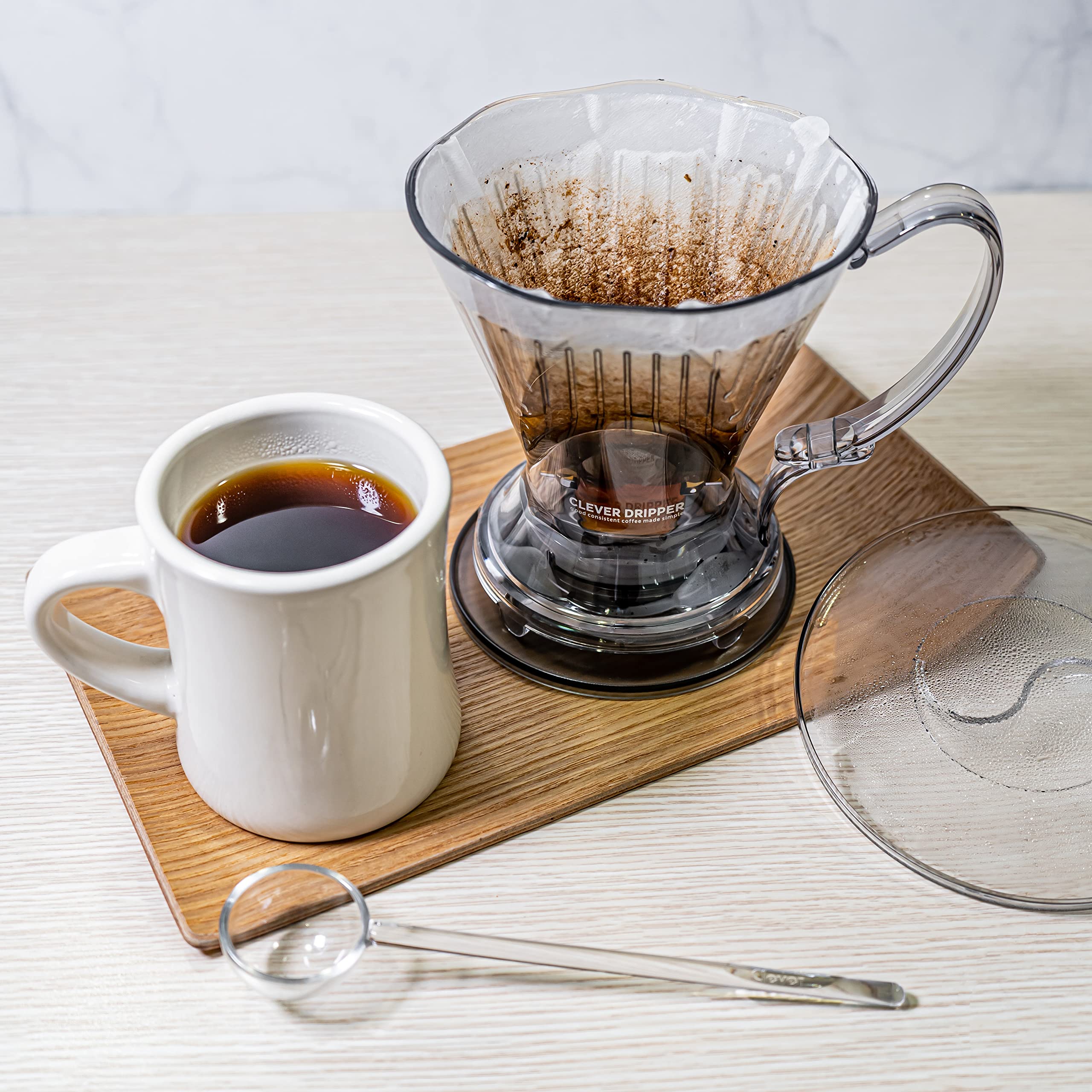Contenido del paquete Clever para café: gotero, filtros y accesorios.