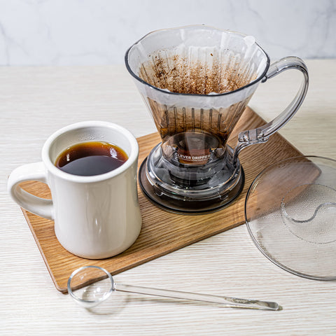 Contenido del paquete Clever para café: gotero, filtros y accesorios.