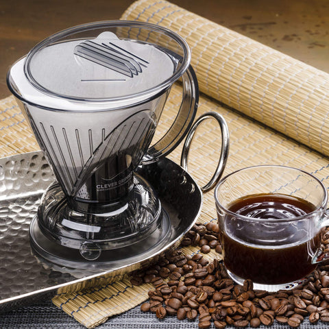 Clever se coloca sobre la taza para un vertido limpio.