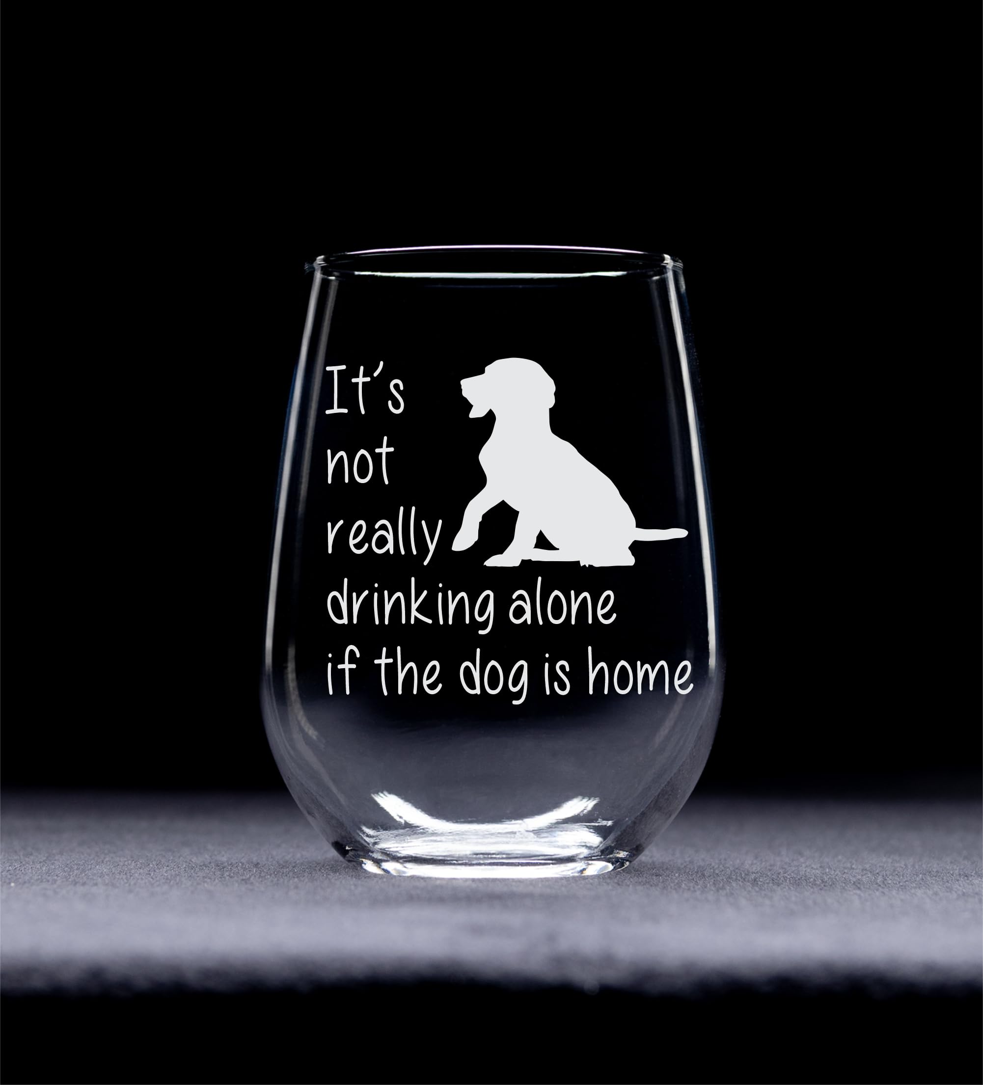 CM Detalle grabado de perro en la copa, diseño elegante para mesa.