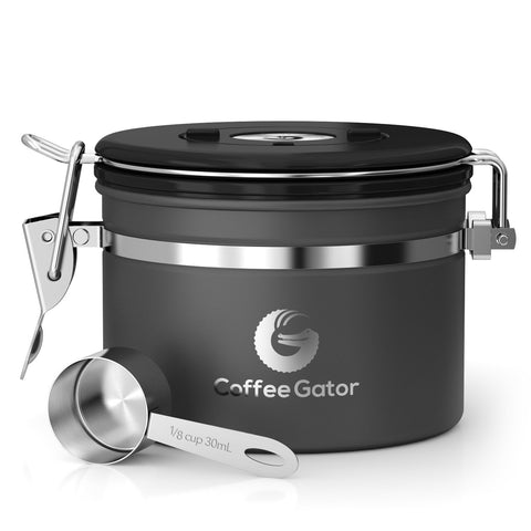 Coffee Gator diseño compacto gris: ahorro de espacio en la cocina.