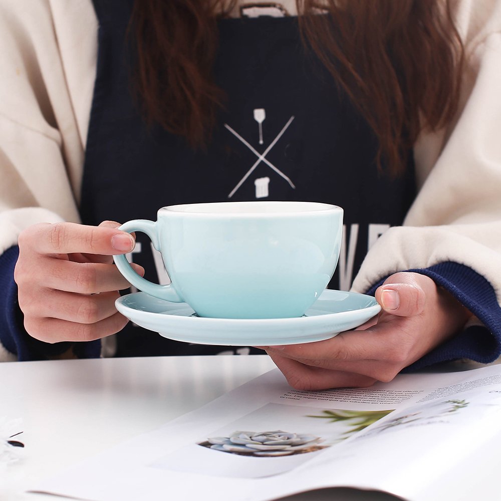 Platillo Coffeezone en azul claro acompaña la taza para bebidas cálidas.