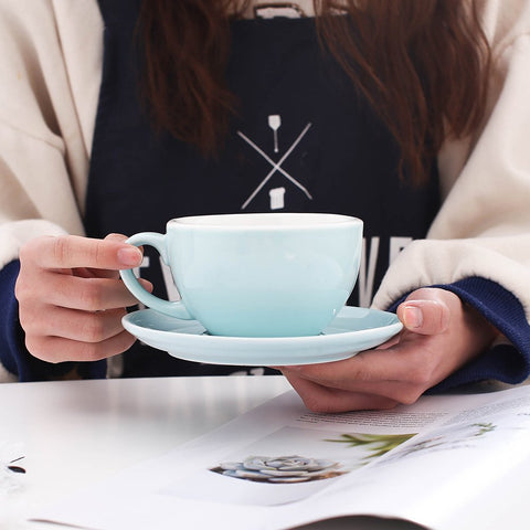 Platillo Coffeezone en azul claro acompaña la taza para bebidas cálidas.