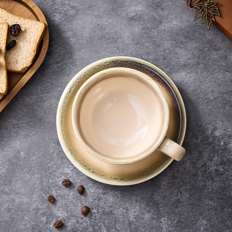 Coffeezone platillo ceramico acompana la taza para servicio elegante.