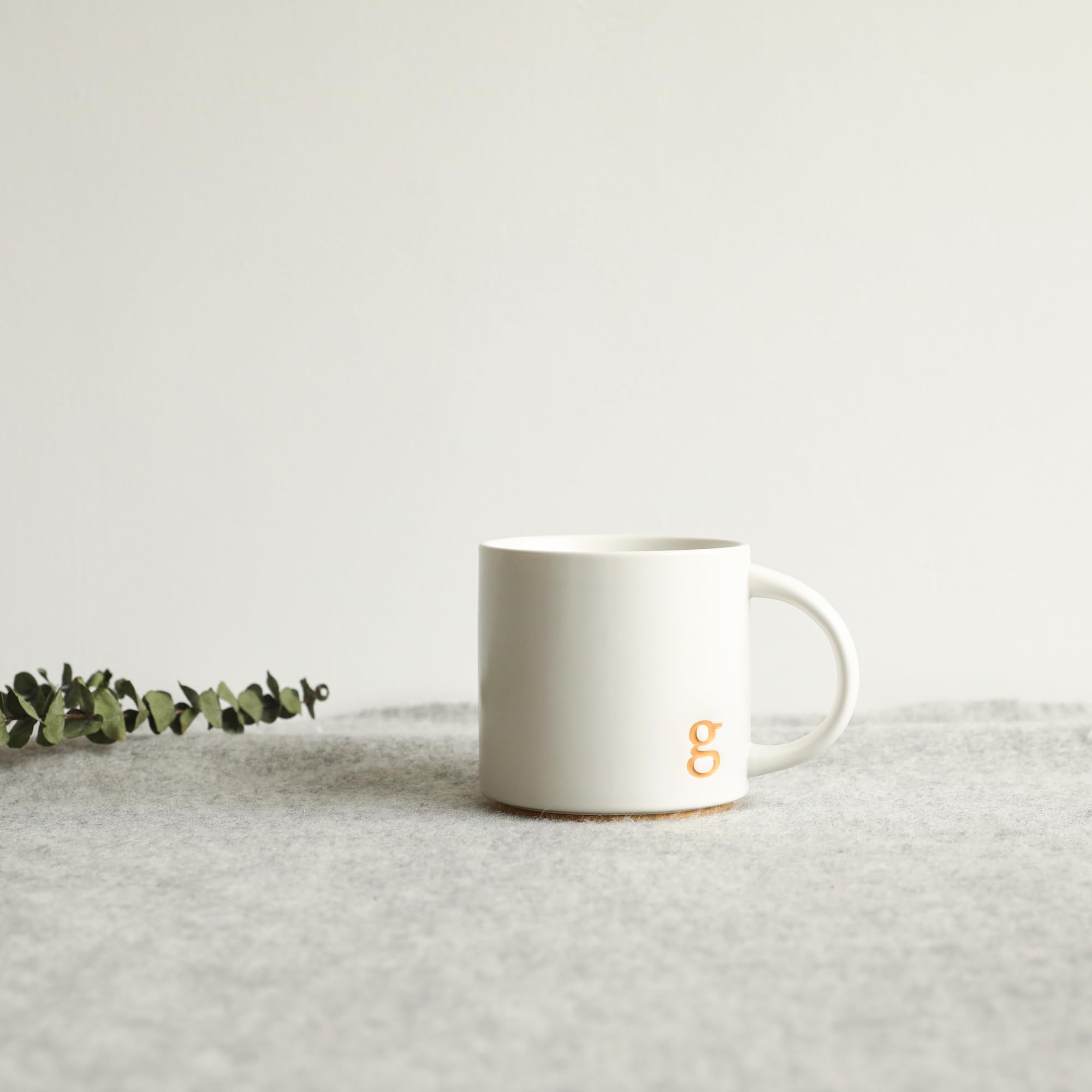 COLLECTIVE HOME Diseño monograma oro añade sofisticación a la bebida