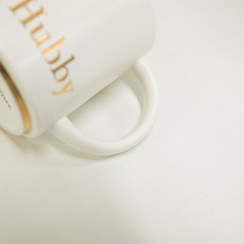 Taza COLLECTIVE HOME con grabado en oro, detalle distintivo y lujoso.