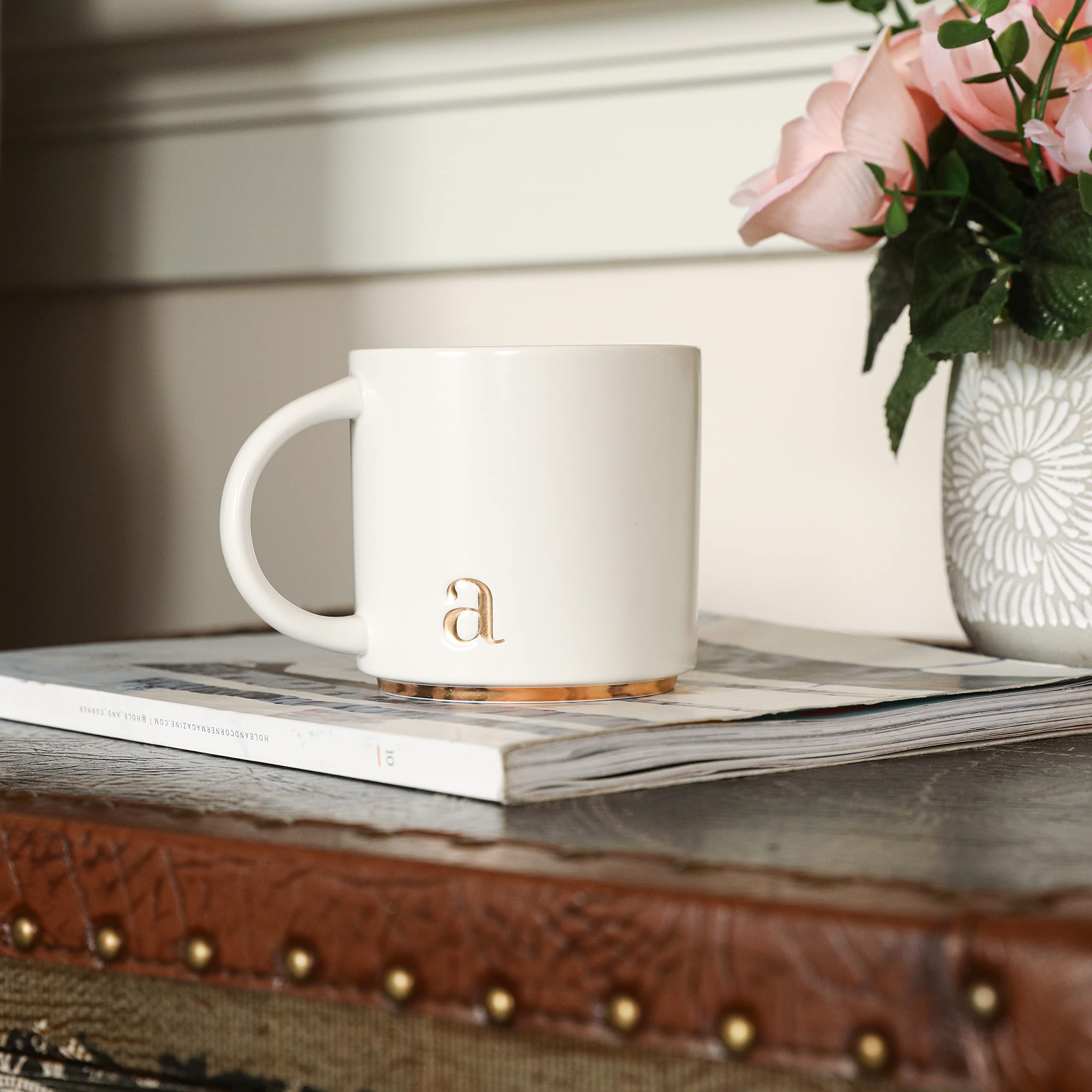 COLLECTIVE HOME inicial-dorado: taza cerámica para dar toque distintivo en la oficina.
