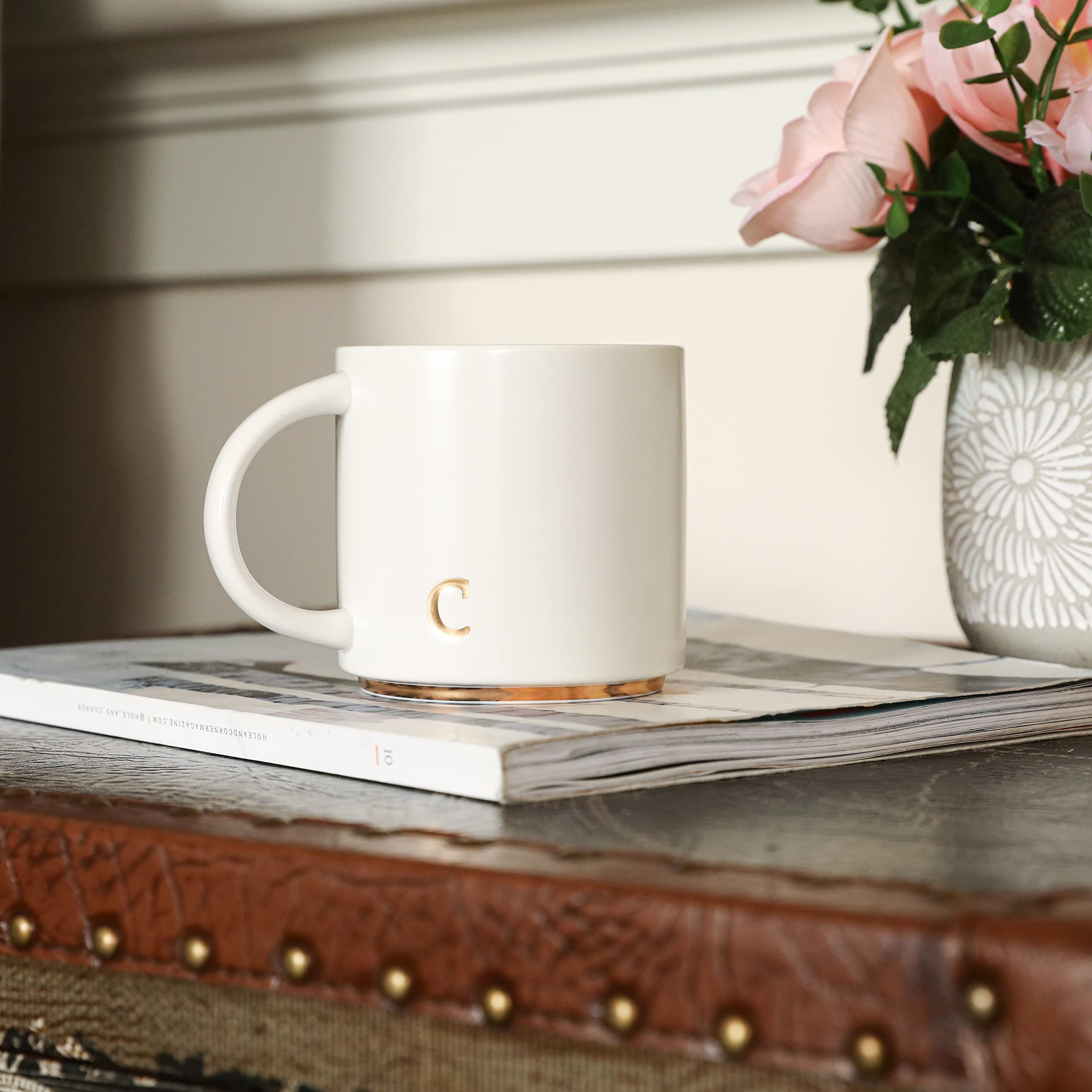 COLLECTIVE HOME, taza en mesa de desayuno con café humeante