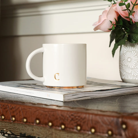 COLLECTIVE HOME, taza en mesa de desayuno con café humeante