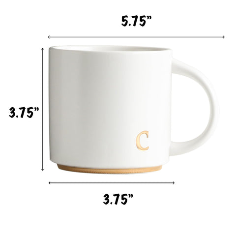 COLLECTIVE HOME, detalle de inicial dorada en taza para té o café