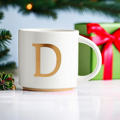 Monograma dorado COLLECTIVE HOME en la taza, detalle elegante para té vespertino.