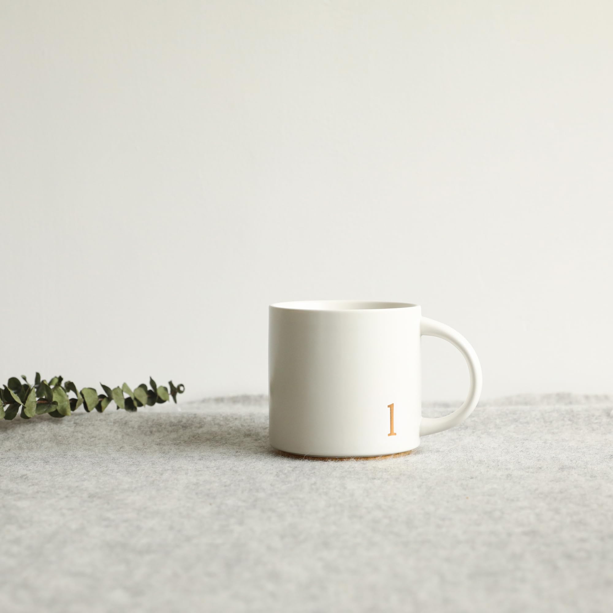 COLLECTIVE HOME diseno ceramico elegante para hogar u oficina con monograma dorado