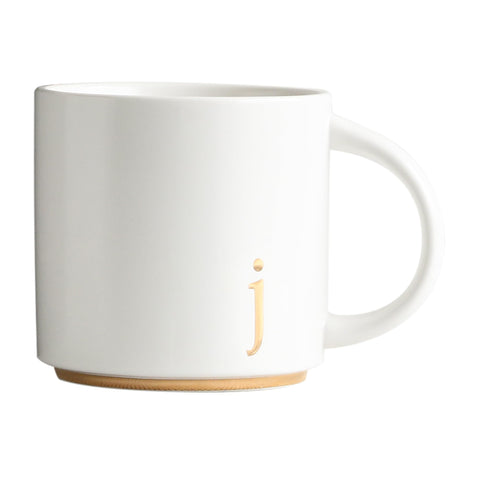 COLLECTIVE HOME Monograma dorado en taza cerámica, ideal para empezar el día con estilo.
