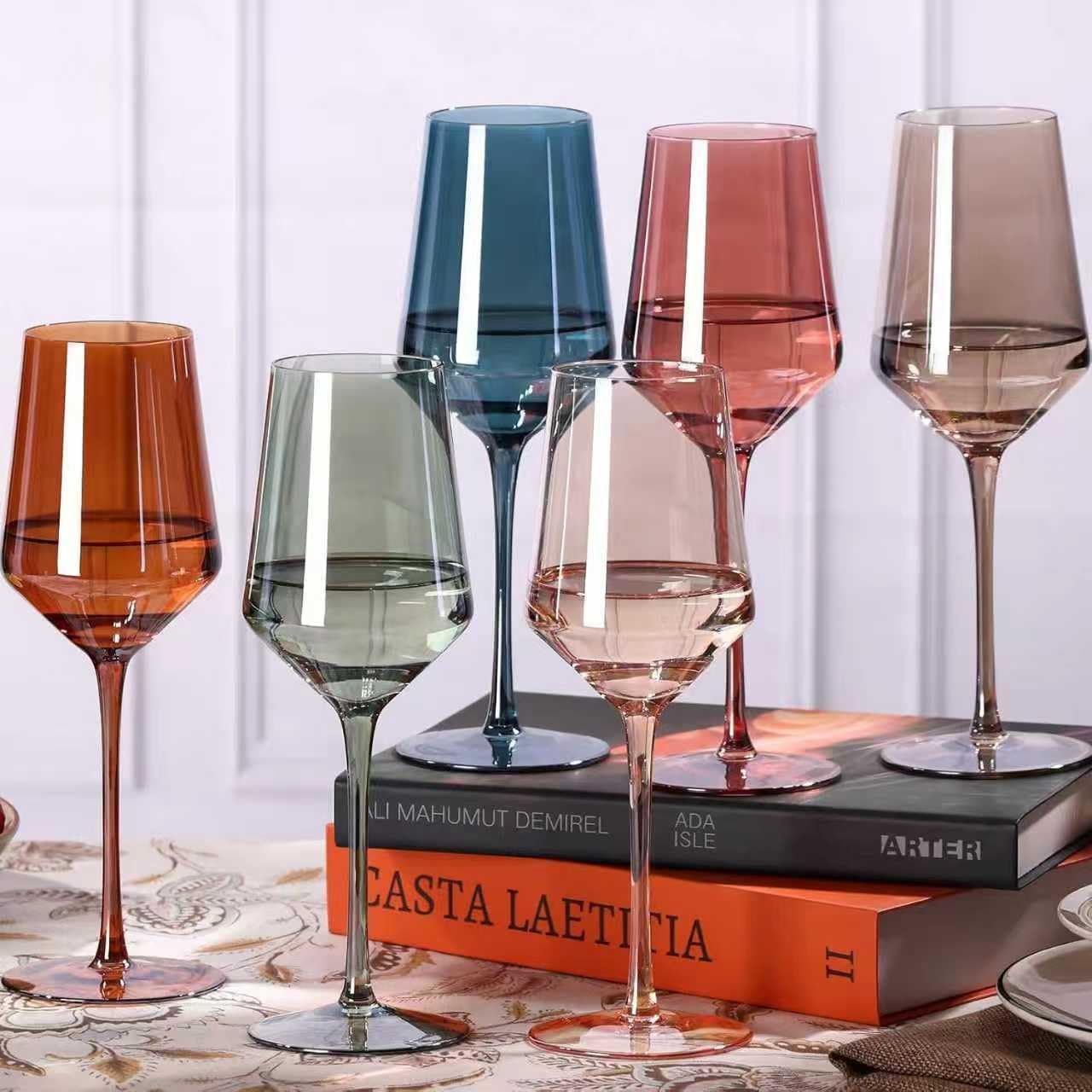Vasos de vino comfit coloridos con borde delgado para degustación suave.