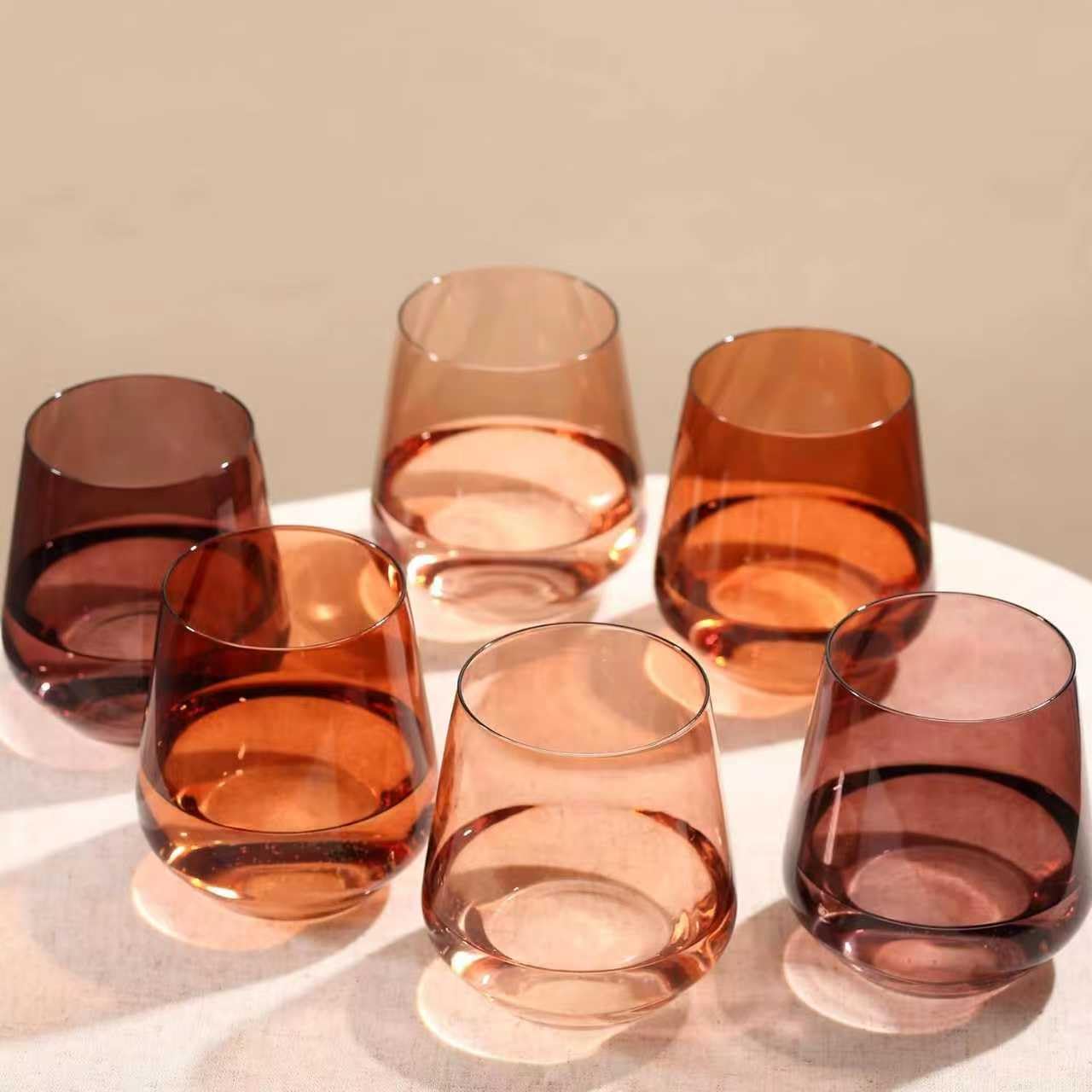 Comfit Venus copa sin tallo colorida para identificar bebidas en la mesa.