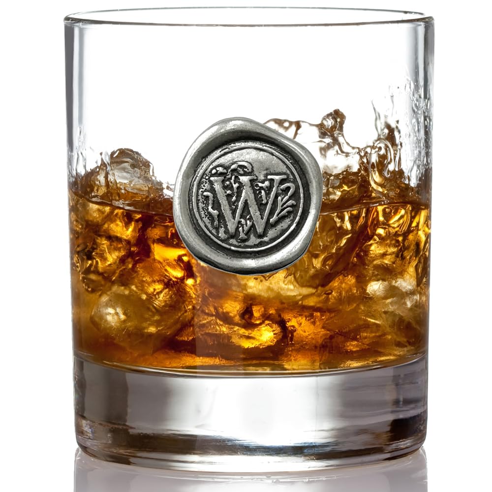Acabado de peltre brillante que realza la insignia en el vaso.