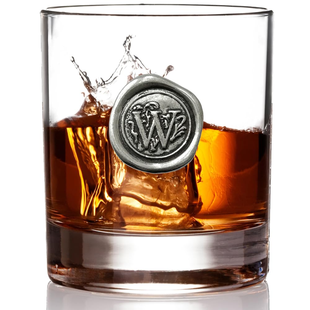 Insignia de peltre estilo sello en el vaso para un toque artesanal.