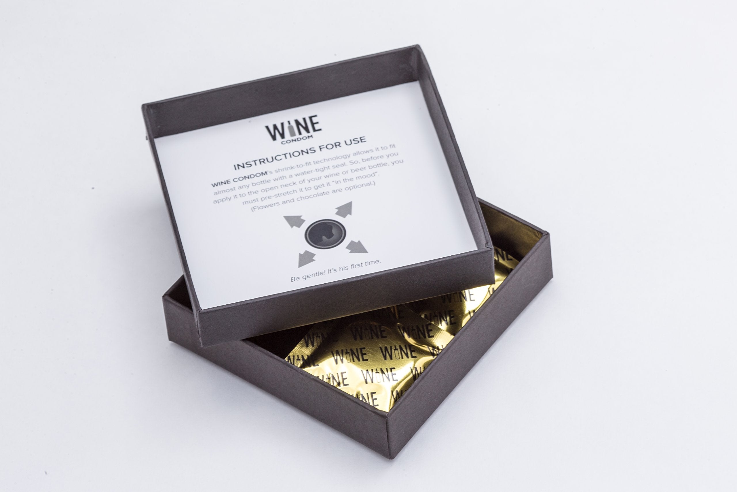 Condones de vino con diseño funcional y divertido para conservar bebidas.