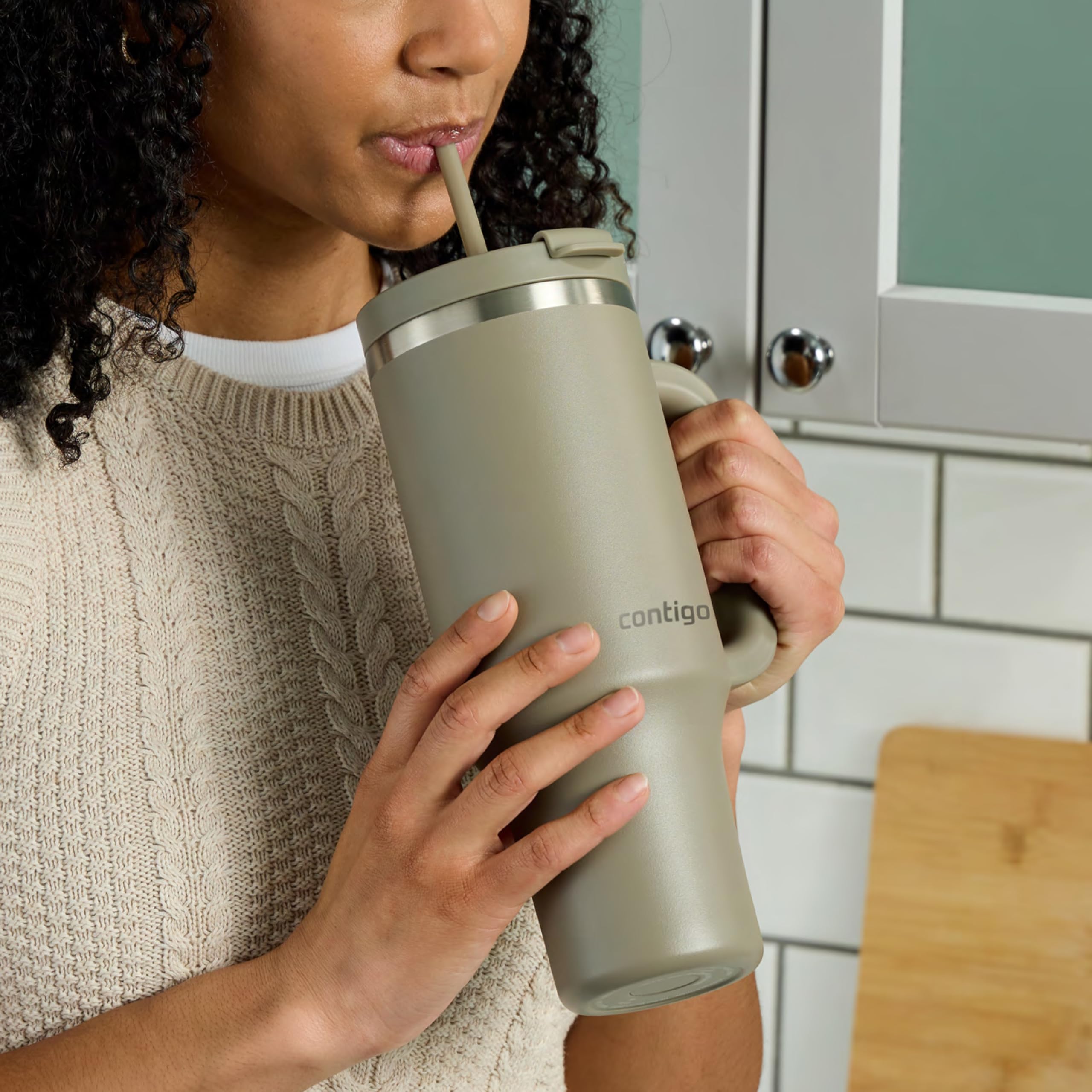 Contigo Streeterville 40oz: mango ergonómico para transporte cómodo.