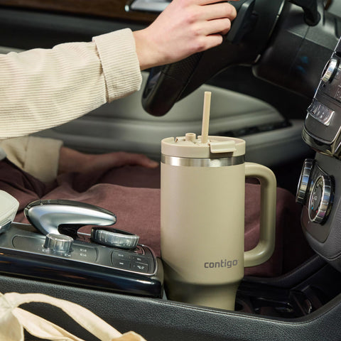 Contigo Streeterville 40oz: compatible con la mayoría de portavasos para llevar.