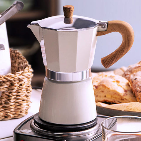 Conyee cafetera moka 6 tazas en acción para un café intenso