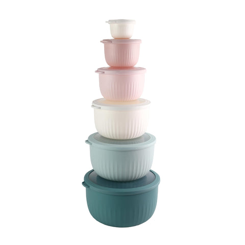 COOK WITH COLOR: tazones apilables teals y rosas para ahorro de espacio.