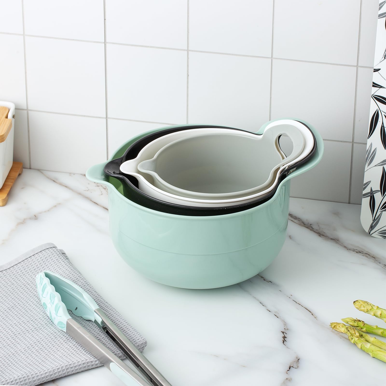 COOK WITH COLOR: tazones antideslizantes con base estable para mezclas seguras.