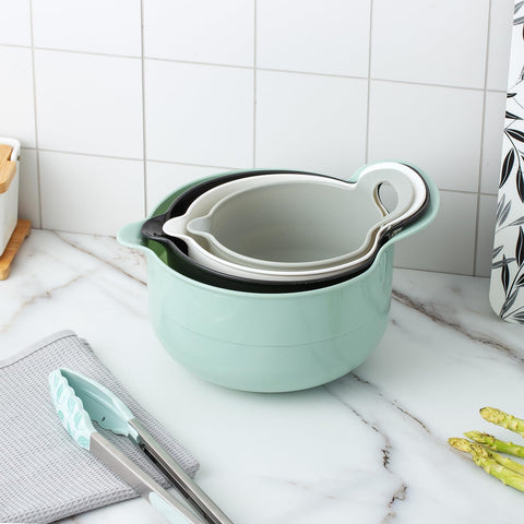 COOK WITH COLOR: tazones antideslizantes con base estable para mezclas seguras.