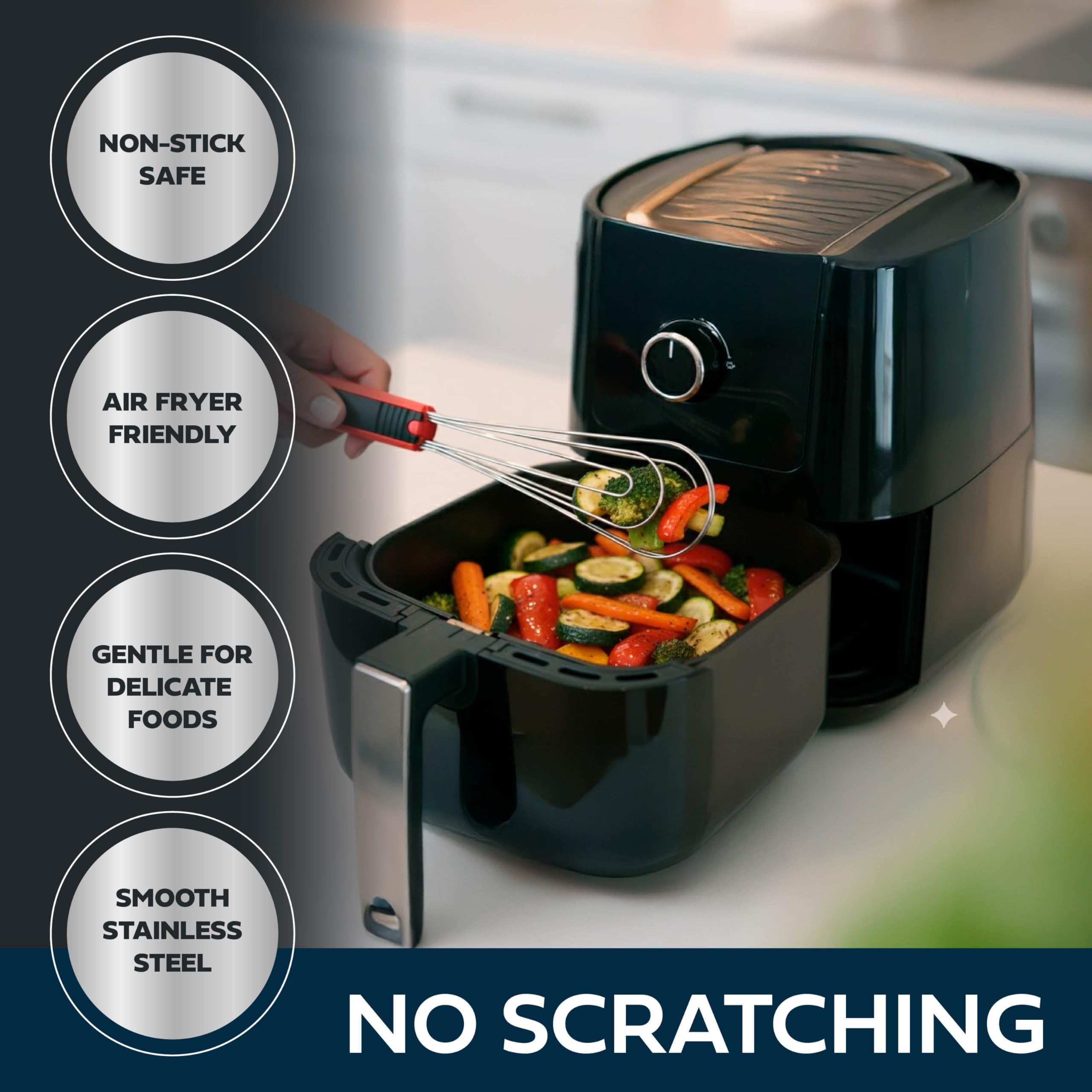Pinzas Cooks Innovations 6-en-1 listas para servir en la mesa.