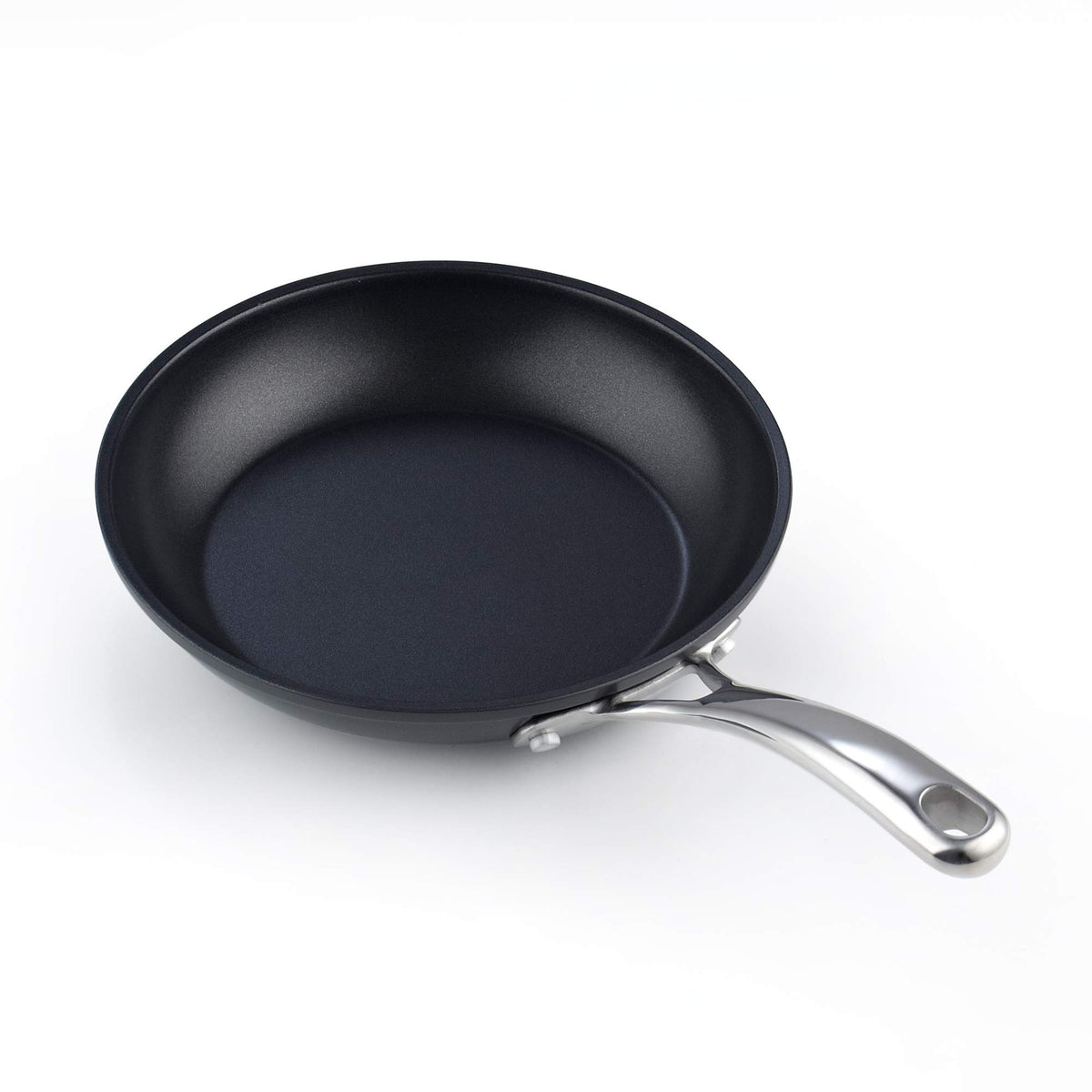 Cooks Standard sartén base plana amplia para cocinar porciones grandes.