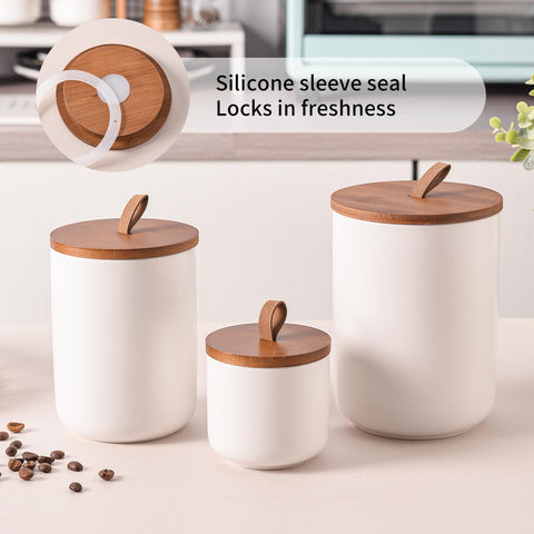 CoorFormer despensa organizada con botes a juego y estilo minimalista.