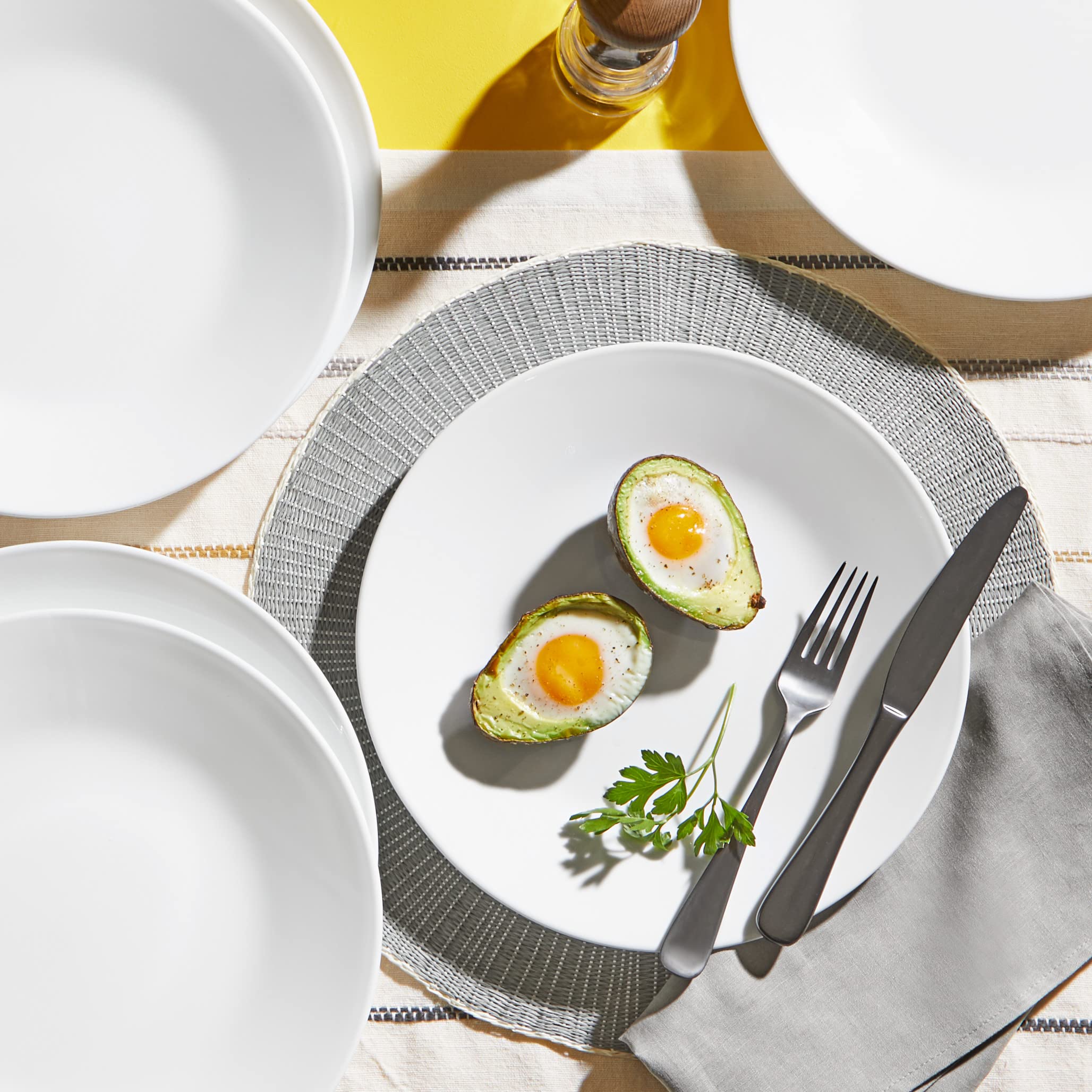Corelle Vitrelle Winter Frost White, hecho con 80% vidrio reciclado para una vajilla sostenible.