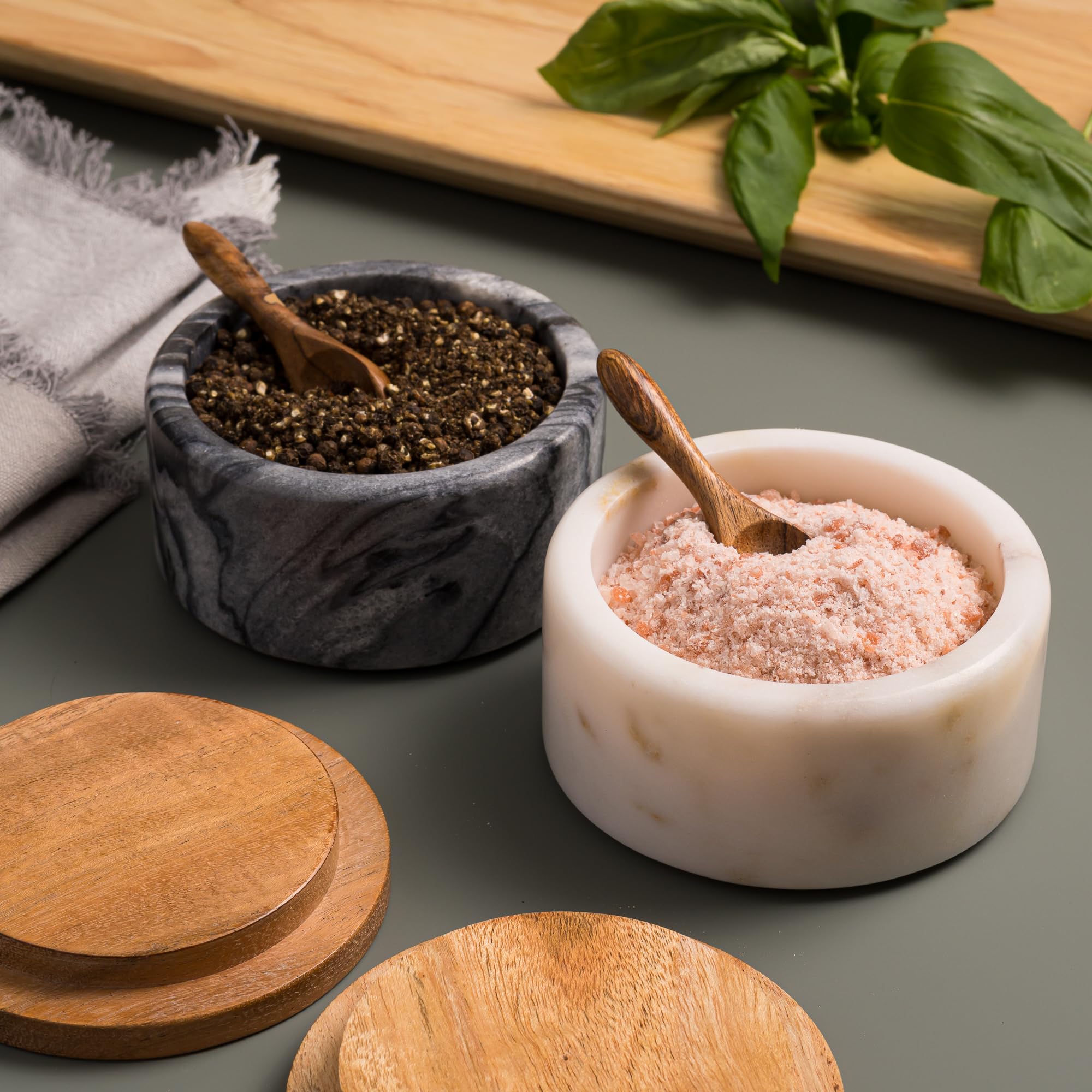 Conjunto Cork & Mill de diseño moderno para cocina y mesa.