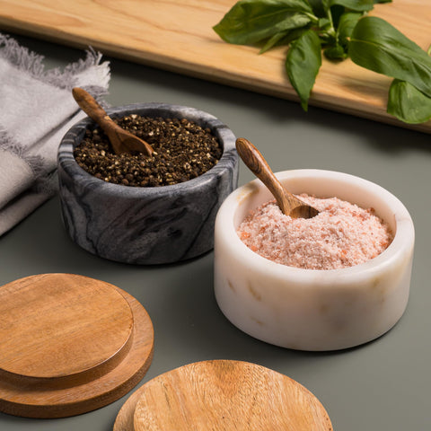 Conjunto Cork & Mill de diseño moderno para cocina y mesa.