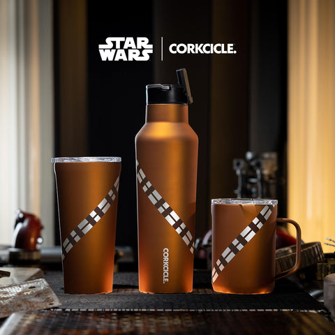 Diseño moderno y compacto de la Corkcicle Classic Coffee Mug para oficina o viaje.