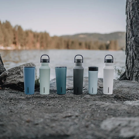 Corkcicle Classic Tumbler con aislamiento de acero mantiene bebidas frías o calientes más tiempo.