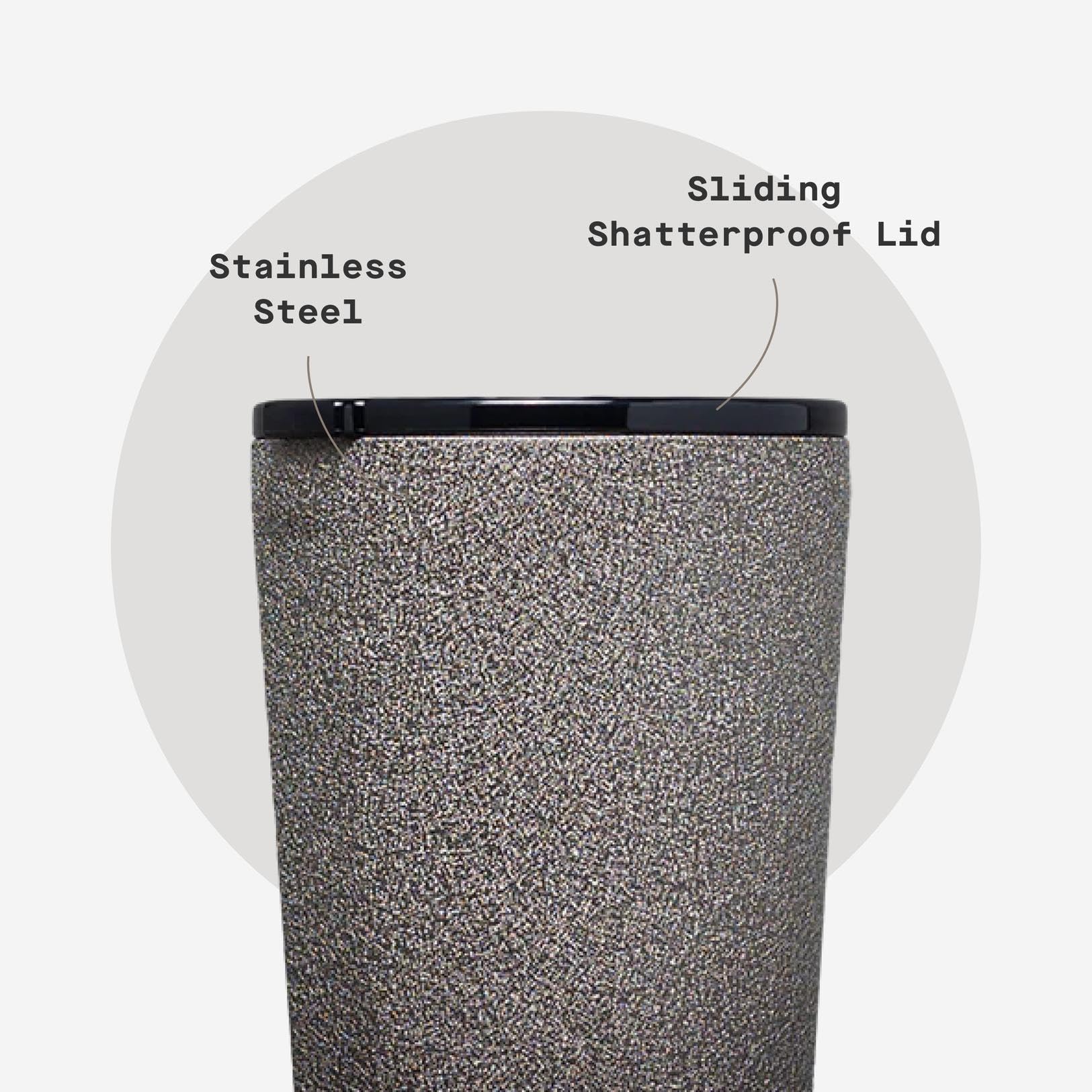 Vaso Corkcicle Clásico en escritorio de oficina, estilo diario