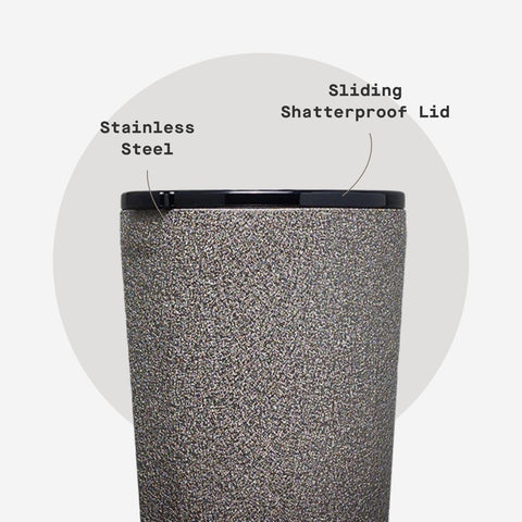 Vaso Corkcicle Clásico en escritorio de oficina, estilo diario